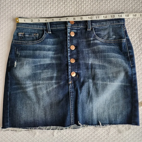 J Brand straight buttoned skirt. 5 pockets. Raw hem. Amost new. - Picture 4 of 7